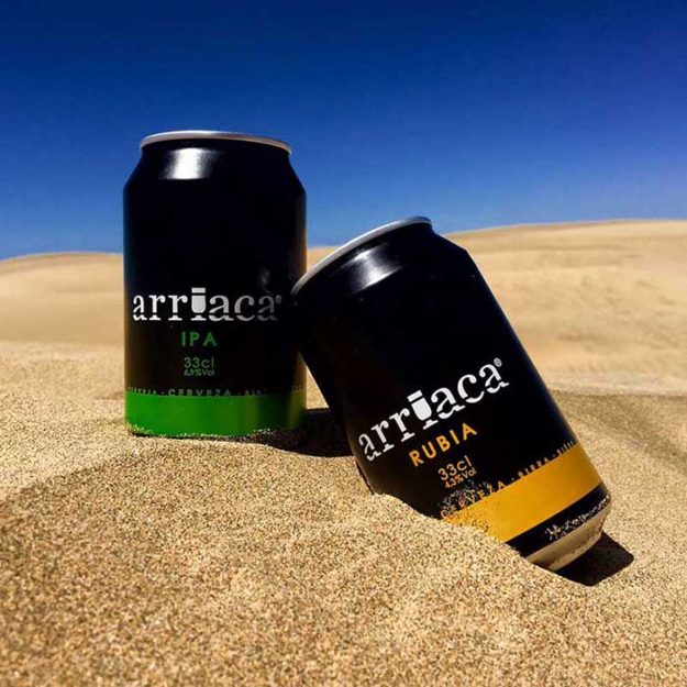 latas de cervezas arriaca en desierto